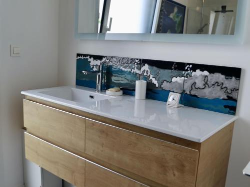 ein Bad mit einem Waschbecken und einem Spiegel in der Unterkunft Maison Anglet, 4 pièces, 6 personnes - FR-1-239-758 in Anglet