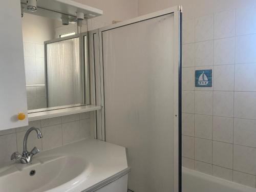 Kúpeľňa v ubytovaní Maison proche centre et plage avec Wifi, 4 chambres - FR-1-22-337