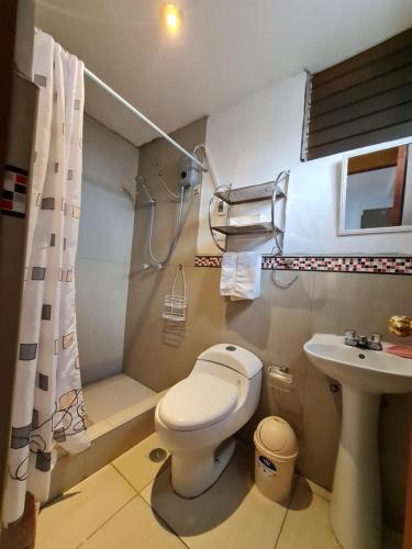 uma casa de banho com um WC e um lavatório em Kallpa Wasi em Cusco