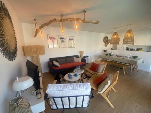 Photo de la galerie de l'établissement Villa avec Piscine, WIFI et Jardin au Coeur des Abatilles, Proche Plage et Commerces - FR-1-374-202, à Arcachon