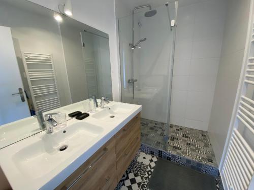 Photo de la galerie de l'établissement Villa avec Piscine, WIFI et Jardin au Coeur des Abatilles, Proche Plage et Commerces - FR-1-374-202, à Arcachon