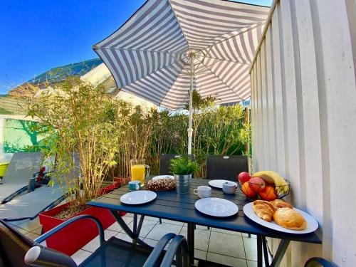 Photo de la galerie de l'établissement Appartement calme à 3 min de la plage avec terrasse, parking et WIFI - FR-1-714-1, à Clohars-Carnoët