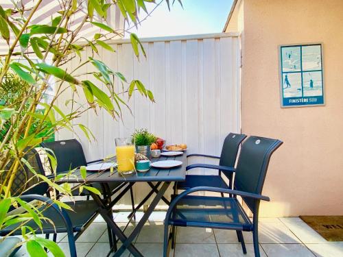 Photo de la galerie de l'établissement Appartement calme à 3 min de la plage avec terrasse, parking et WIFI - FR-1-714-1, à Clohars-Carnoët