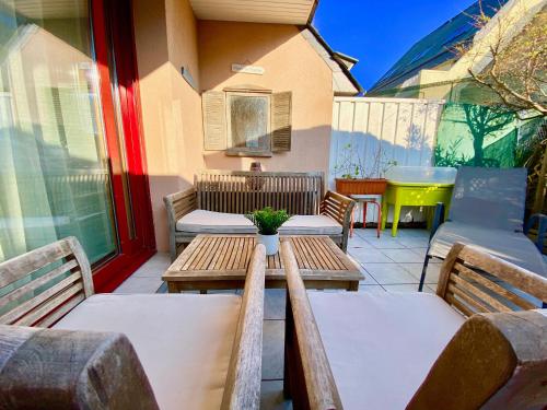 Photo de la galerie de l'établissement Appartement calme à 3 min de la plage avec terrasse, parking et WIFI - FR-1-714-1, à Clohars-Carnoët