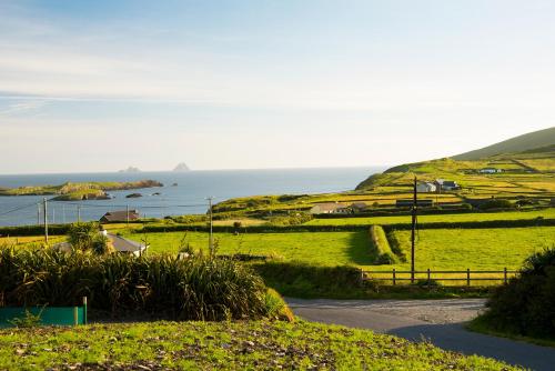 a view of a hill with the ocean in the background at Ring of Kerry - Einmaliger Blick auf Skelligs in Clynacartan