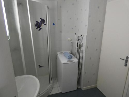 Kúpeľňa v ubytovaní Appartement bord de mer à Notre Dame de Monts - 38m², 4 pers, animaux admis - FR-1-540-250