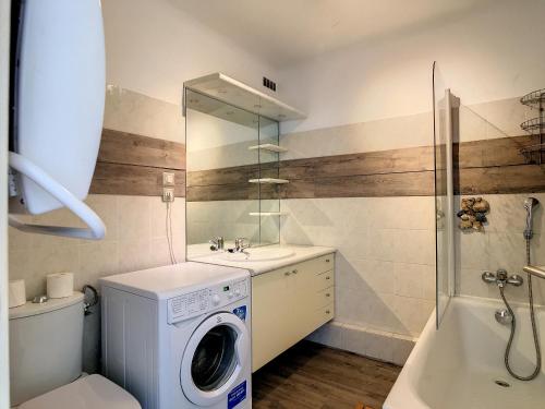 une salle de bain avec une machine à laver et un lavabo dans l'établissement Confortable F5 sur plage avec parking - FR-1-715-69, à Mauguio
