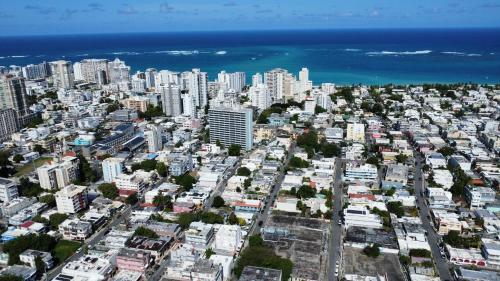 uma vista aérea de uma cidade com edifícios e o oceano em 176 Calle Perez (4B2) em San Juan