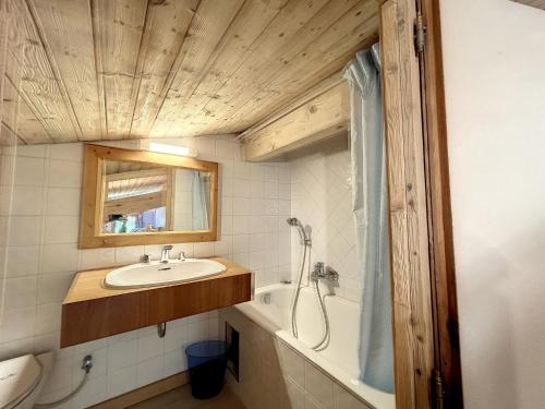une salle de bain avec un lavabo, une douche et une baignoire dans l'établissement Superbe 3 Pièces avec Balcons en Plein Cœur de Combloux - Parking, Wifi, Lave-linge - FR-1-560-106, à Combloux