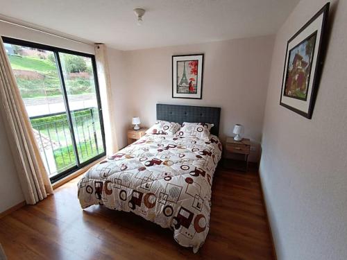 クスコにあるCálido apartamento, acogedorのベッドルーム1室(ベッド1台、大きな窓付)