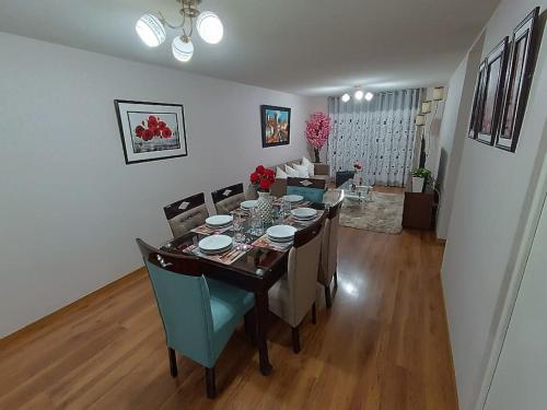 a dining table and chairs in a living room at Cálido apartamento, acogedor in Cusco