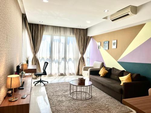 uma sala de estar com um sofá e uma mesa em Regalia service suites klcc skypool em Kuala Lumpur