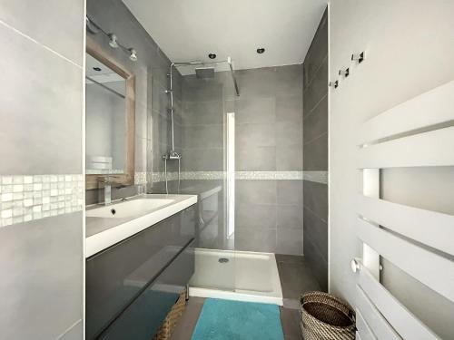 une salle de bain avec une baignoire, un lavabo et un miroir dans l'établissement F2 cabine rénové sur plage avec parking à Carnon - FR-1-715-78, à Mauguio