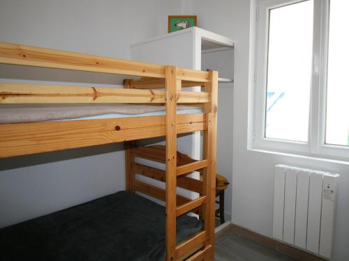 Ce lit superposé se trouve dans un dortoir doté d'une fenêtre. dans l'établissement Maison rénovée proche plage, jardin clos, terrasse et parking privé - FR-1-22-353, à La Tranche-sur-Mer