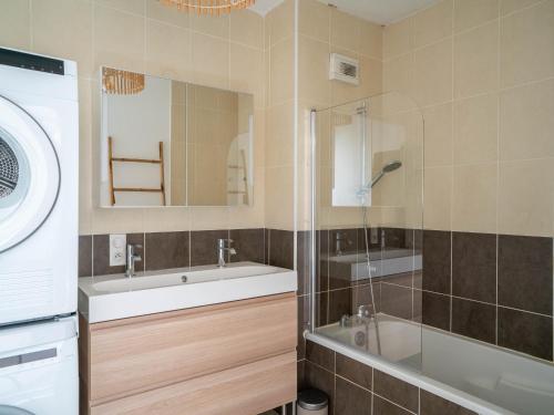 ein Badezimmer mit Badewanne, Waschbecken und Dusche in der Unterkunft Appartement Confort pour 4 au Centre de Mimizan – Plage, Lac, et Activités à Proximité - FR-1-50-119 in Mimizan