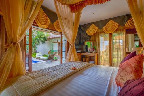 ein Schlafzimmer mit einem großen Bett in einem Zimmer in der Unterkunft The Water Garden Hotel in Candidasa