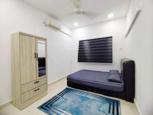 een kleine kamer met een bed en een spiegel bij Suka Inap Homestay in Kepala Batas
