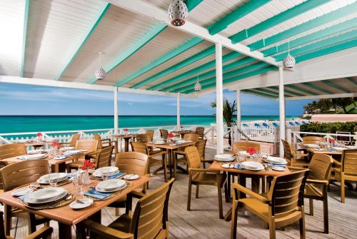 Restoran atau tempat lain untuk makan di Butterfly Beach Hotel