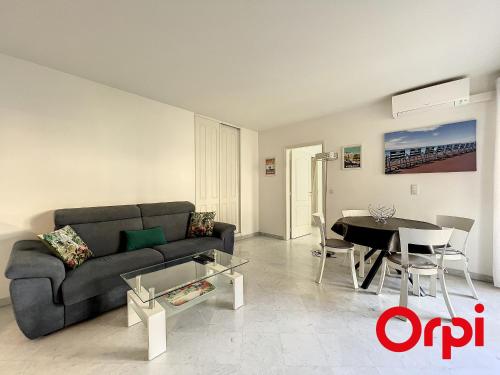 un salon avec un canapé et une table dans l'établissement Appartement Central proche Plages avec Piscine, Sauna, Parking et Climatisation - FR-1-647-23, à Menton