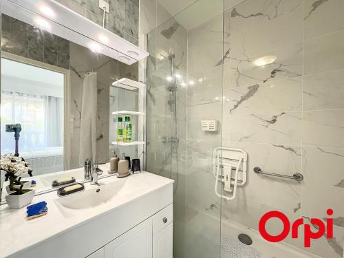 een badkamer met een wastafel en een douche bij Appartement Menton, 2 pièces, 4 personnes - FR-1-647-23 in Menton