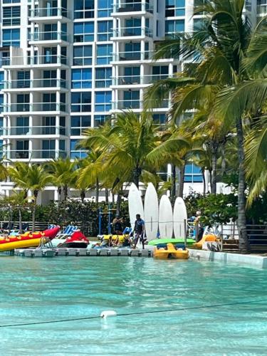 uma piscina num resort com pranchas de surf na água em MM VILLA em Cidade do Panamá