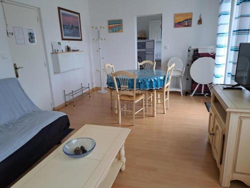 Cette chambre comprend une table, un lit et une cuisine. dans l'établissement Appartement idéal quartier des Demoiselles : Plage, commerces, parking privé - FR-1-323-476, à Saint-Jean-de-Monts