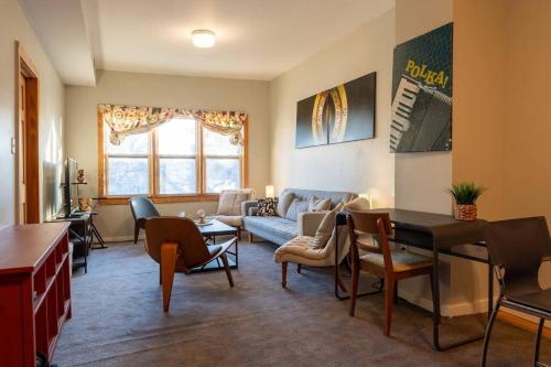 uma sala de estar com um sofá e um piano em Cityscape Retreat 3BR Haven with Free Parking em Chicago
