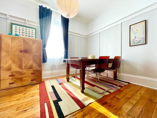 une salle à manger avec une table et des chaises en bois dans l'établissement Barton Cottage, à Katoomba