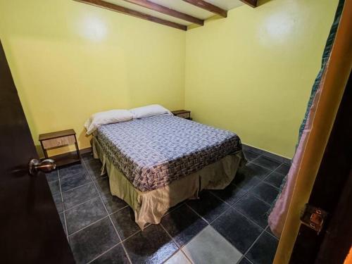 um pequeno quarto com uma cama num quarto em Departamento entrada privada em San Pedro de Atacama