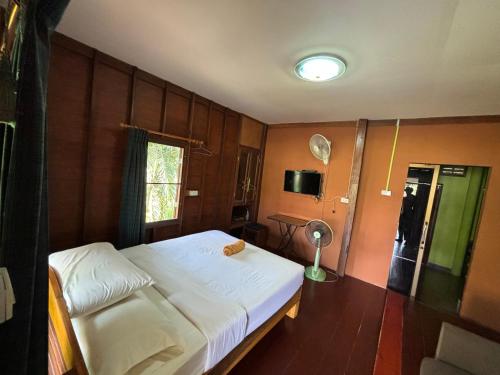 - une chambre avec un lit blanc et une fenêtre dans l'établissement Baan Ja Da, à Ban Nai Khlong