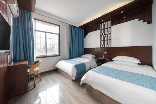 Una cama o camas en una habitación de 凤凰又见青檐民宿