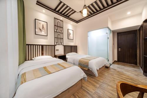 Una cama o camas en una habitación de 凤凰又见青檐民宿