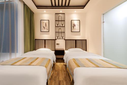 Una cama o camas en una habitación de 凤凰又见青檐民宿