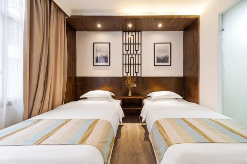 Una cama o camas en una habitación de 凤凰又见青檐民宿