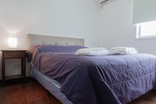 a bed with two pillows on it in a bedroom at Fenix Apart in Concepción del Uruguay