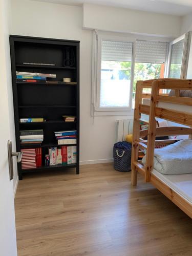 Un pat sau paturi într-o cameră la APPARTEMENT 6 PERS CLIMATISÉ - CENTRE VILLE À 15 MIN DE LA MER - 75M2 - 3 CHAMBRES - TERRASSE -CALME - PARKING