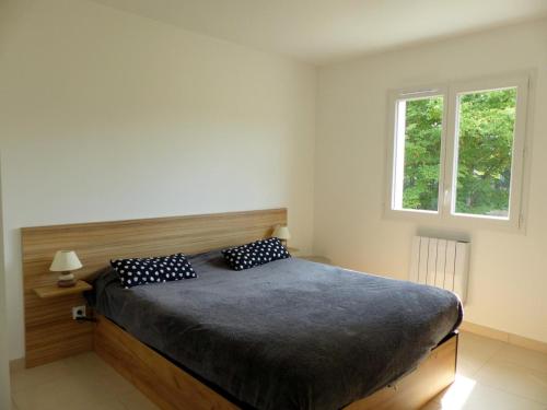 um quarto com uma cama com duas almofadas em Gîte Saint-Rémy-en-Rollat, 3 pièces, 4 personnes - FR-1-489-492 em Saint-Rémy-en-Rollat