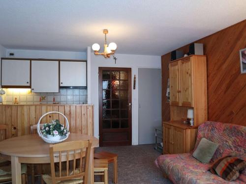 une cuisine et un salon avec une table et un canapé dans l'établissement Studio skis aux pieds, balcon, 6 couchages, parking privé, casier à ski, proche centre station - FR-1-322-601, aux Orres