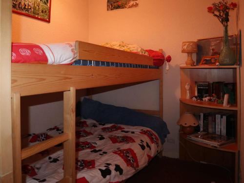 - une chambre avec 2 lits superposés et un lit dans l'établissement Studio skis aux pieds, balcon, 6 couchages, parking privé, casier à ski, proche centre station - FR-1-322-601, aux Orres