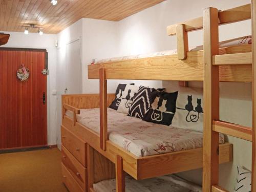 sypialnia z 2 łóżkami piętrowymi i drzwiami w obiekcie Studio Les Orres, 1 pièce, 5 personnes - FR-1-322-600 w mieście Les Orres