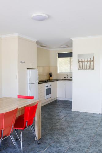 Η κουζίνα ή μικρή κουζίνα στο Robetown Motor Inn & Apartments