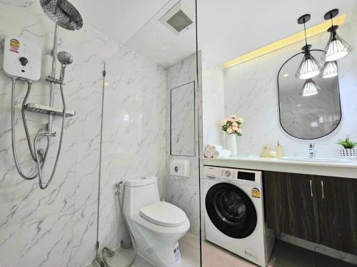 a bathroom with a toilet and a washing machine at Baan Sansaran Excellent apartment on the beach with a large territory and swimming pools. in Hua Hin