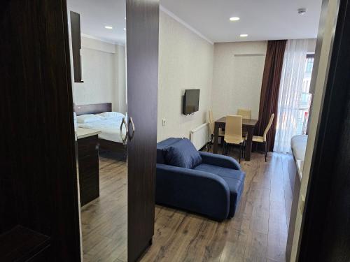 Habitación con cama y habitación con mesa en Orbi Palace Hotel Room with Kitchen en Bakuriani
