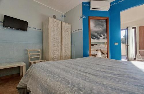 ein Schlafzimmer mit einem Bett und einem TV an der Wand in der Unterkunft B&B Millennium in Ladispoli