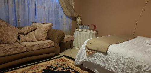- un salon avec un canapé et une table dans l'établissement Molata Rabs, à Polokwane