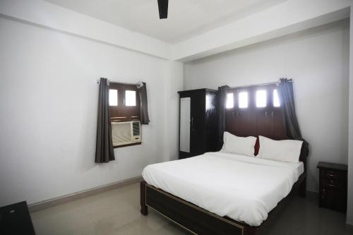 a bedroom with a white bed and a window at OYO Flagship Hotel Patliputra View in Patna