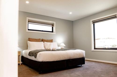 ein Schlafzimmer mit einem großen Bett und einem Fenster in der Unterkunft Lottie's - Absolute Convenience in Bicheno