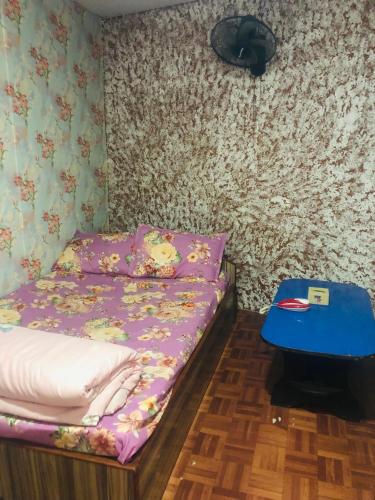 Un pequeño dormitorio con una cama y una mesa azul en Eleven Eleven 11:11 en Burhānilkantha