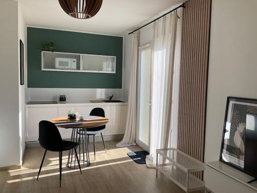 Kuchyň nebo kuchyňský kout v ubytování Elégant studio tout confort vue Mont blanc