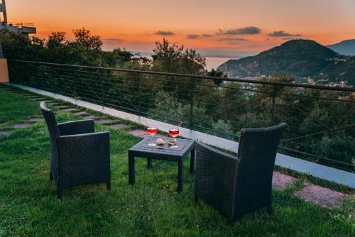 ピアノ・ディ・ソレントにあるVilla Fanella, between Sorrento & Amalfiの椅子2脚、テーブル(ワイン2杯付)